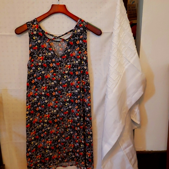 GAP sundress with floral print and criss-cross detail on the back - Picture 2 of 3